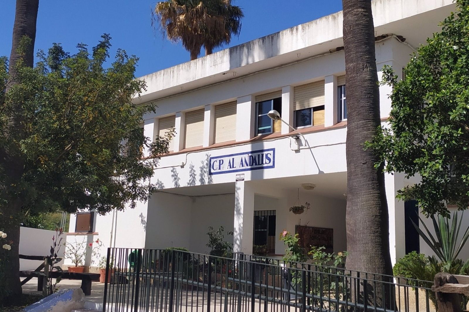 Fachada del IES Hozgarganta y Al Andalus de Jimena. 