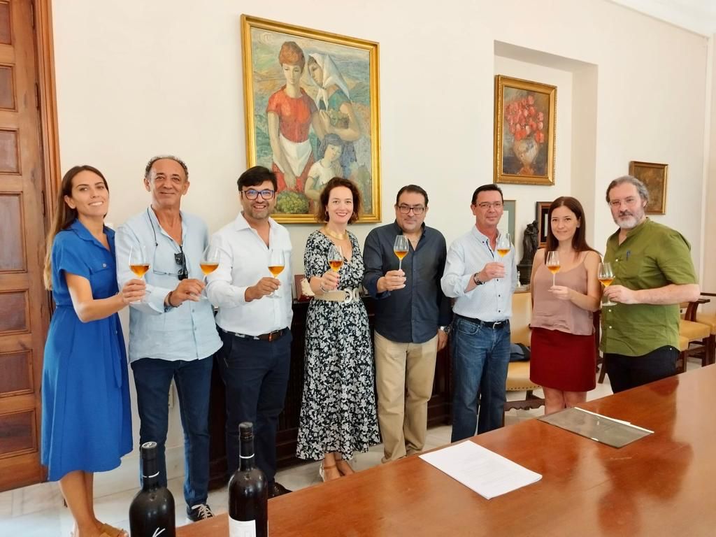 Responsables de Hostelería Jerez y Consejo regulador en la presentación de la ruta gastronómica. 