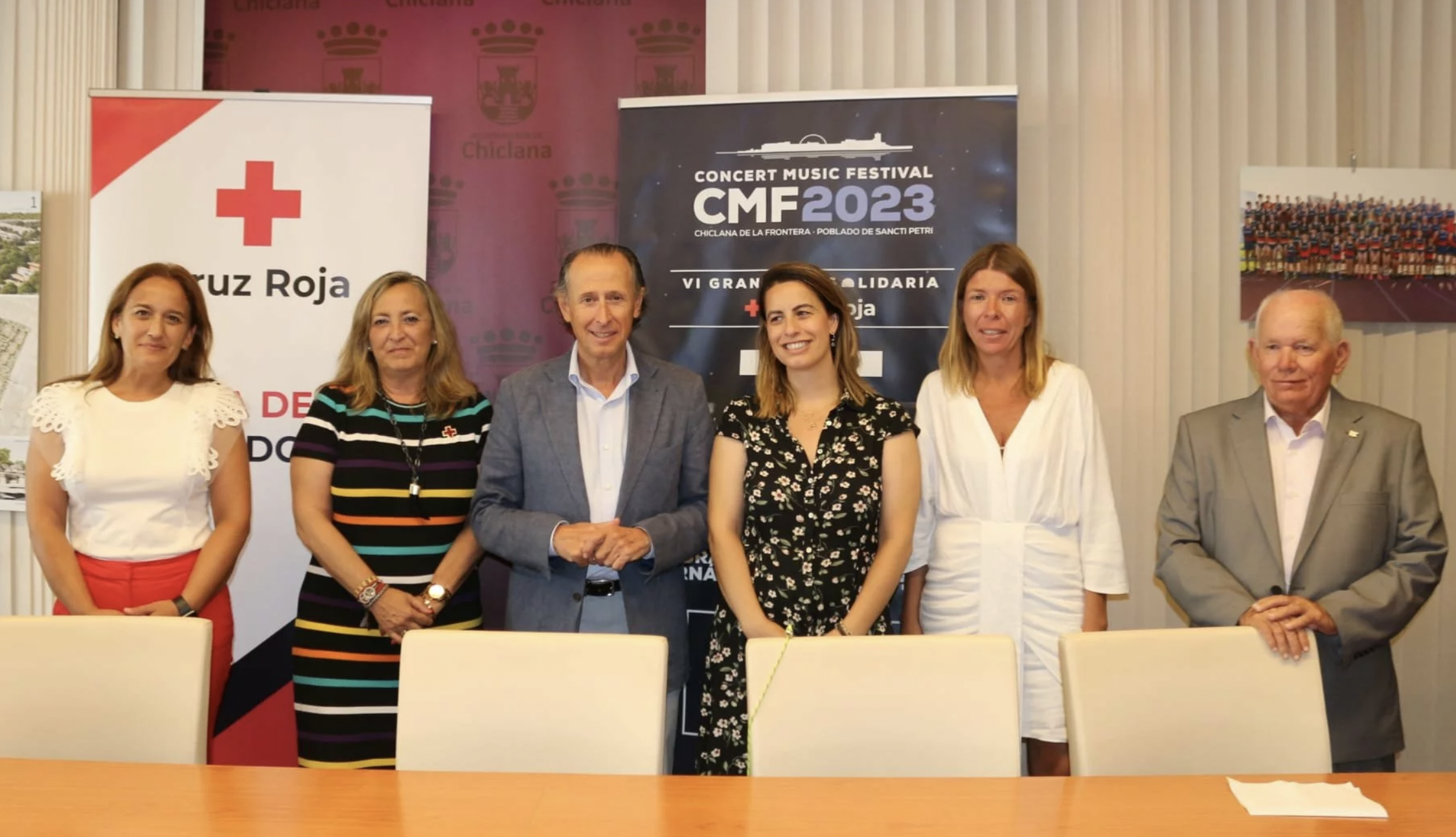 Román y la representación de las entidades que ponen en marcha la gala.