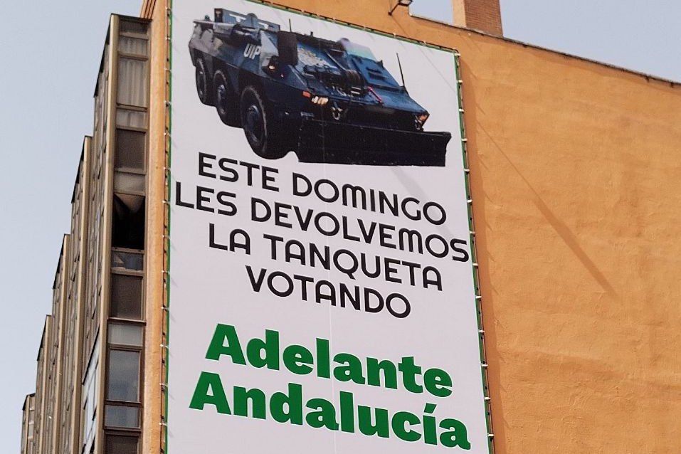 Lona colgada por Adelante Andalucía en Madrid.