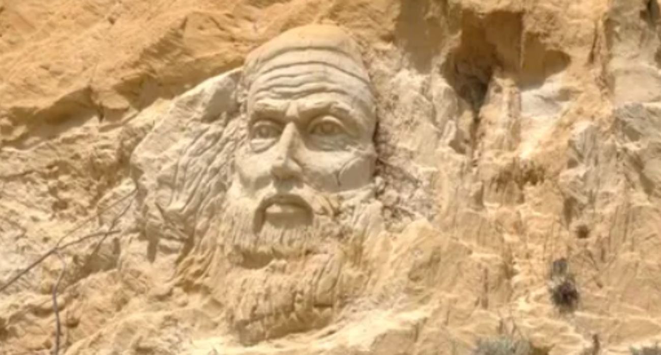 La imagen que alguien ha esculpido en un acantilado de la playa de Rompeculos.