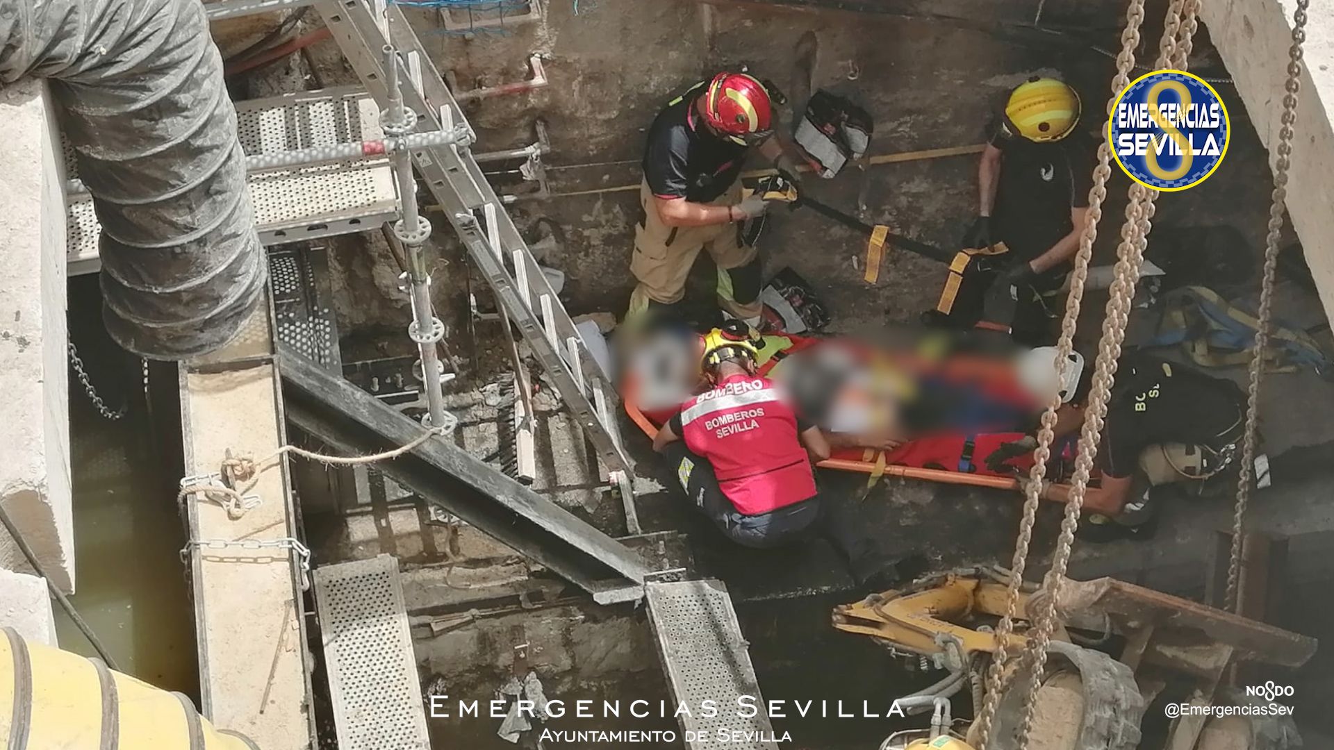 Labores de rescate del trabajador accidentado en Sevilla en una obra.