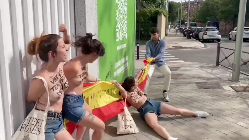Momento en el que un hombre arrastra por el suelo a una activista de Femen.
