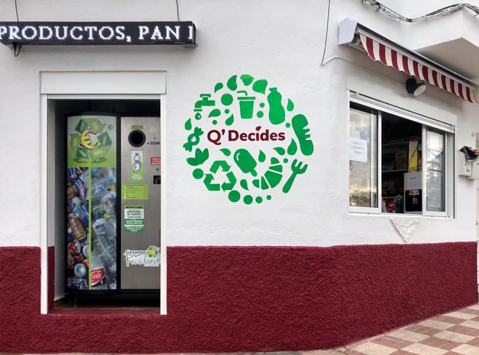 La máquina se encuentra en el exterior de la tienda Q'Decides de Los Barrios.