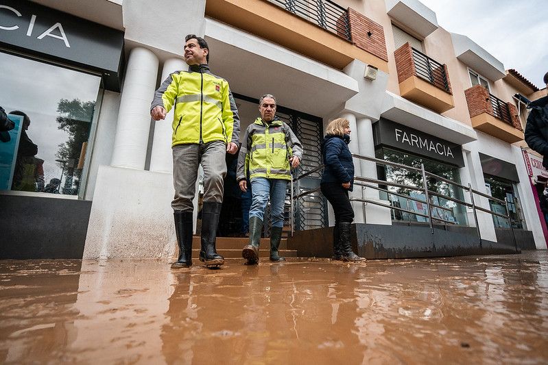 El presidente de la Junta de Andalucía, Juanma Moreno, con el consejero Elías Bendodo, visitando zonas inundadas de Málaga.