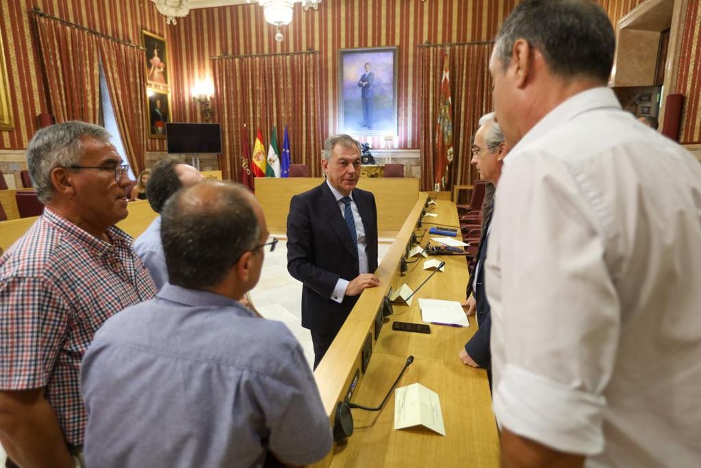 Sanz avanza un plan para atajar los atascos que se producen en Sevilla los días de partido. En la imagen, el alcalde tras la reunión del Cecop.