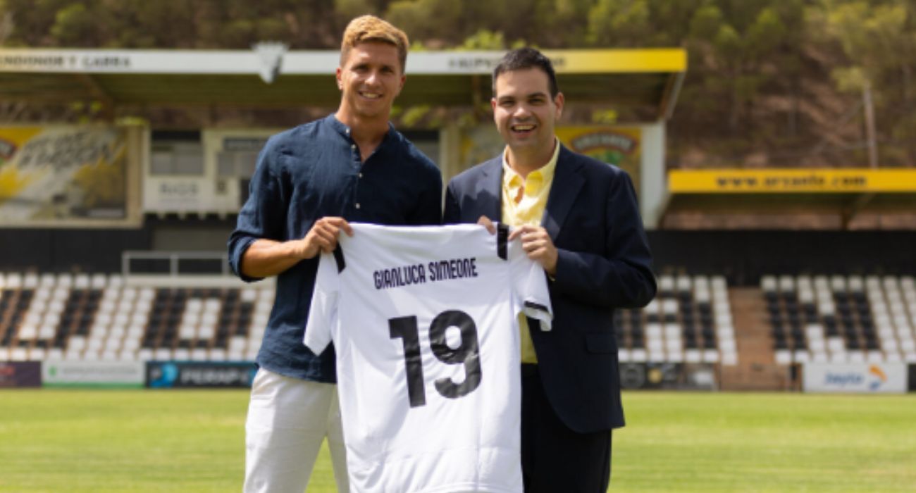 Gianluca Simeone, en la presentación con el CD Tudelano, su nuevo equipo. Gianluca Simeone, en la presentación con el CD Tudelano, su nuevo equipo.