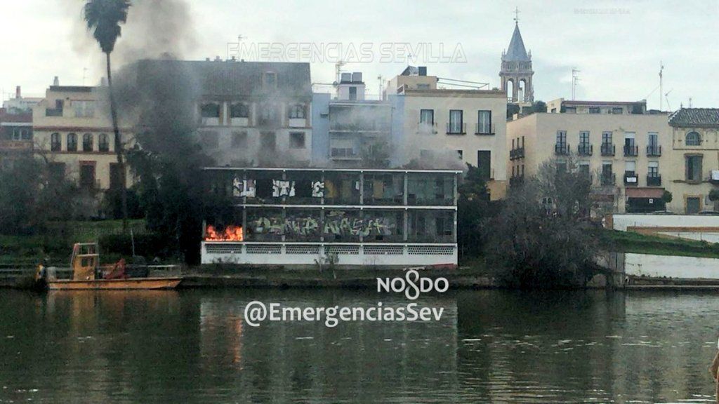 Incendio en la Comisaría de calle Betis. FOTO: Emergencias Sevilla