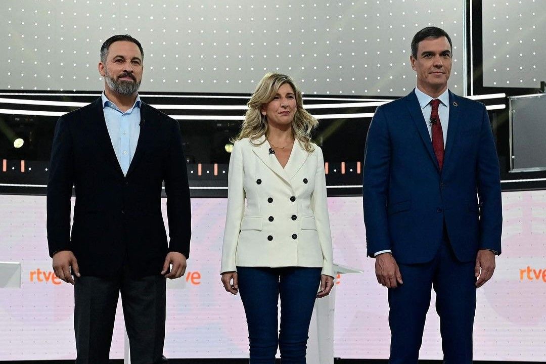 Los tres candidatos que asistieron al debate de TVE. Abascal (VOX), Díaz (Sumar) y Sánchez (PSOE)
