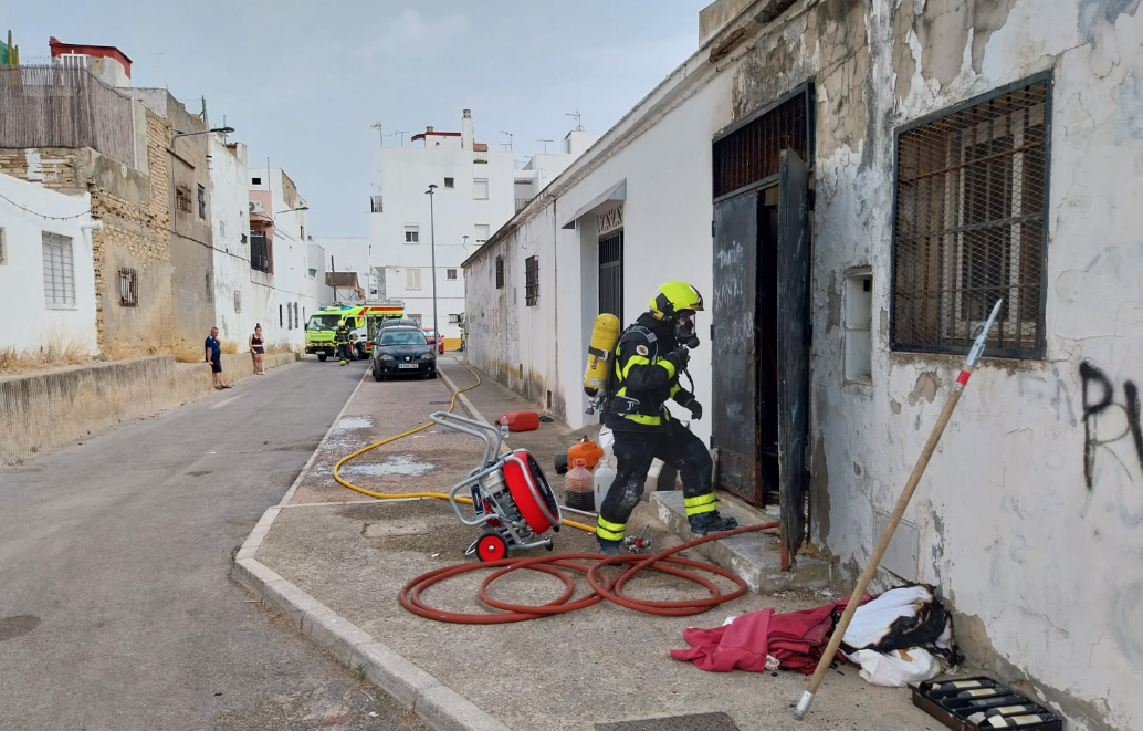 Bomberos de El Puerto, interviniendo en el incendio.