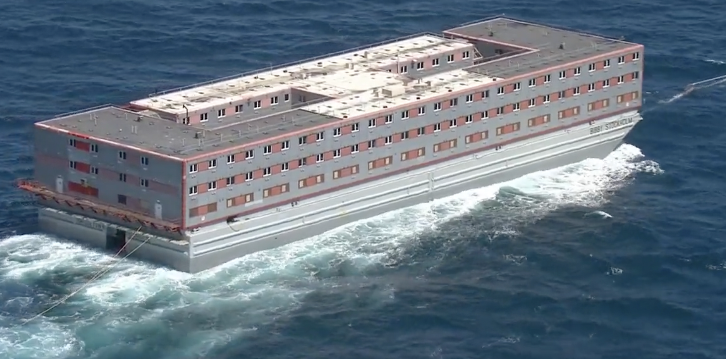 Reino Unido inaugura el bochornoso Alcatraz de los migrantes. En la imagen, el barco prisión en el mar cerca de la costa británica. 