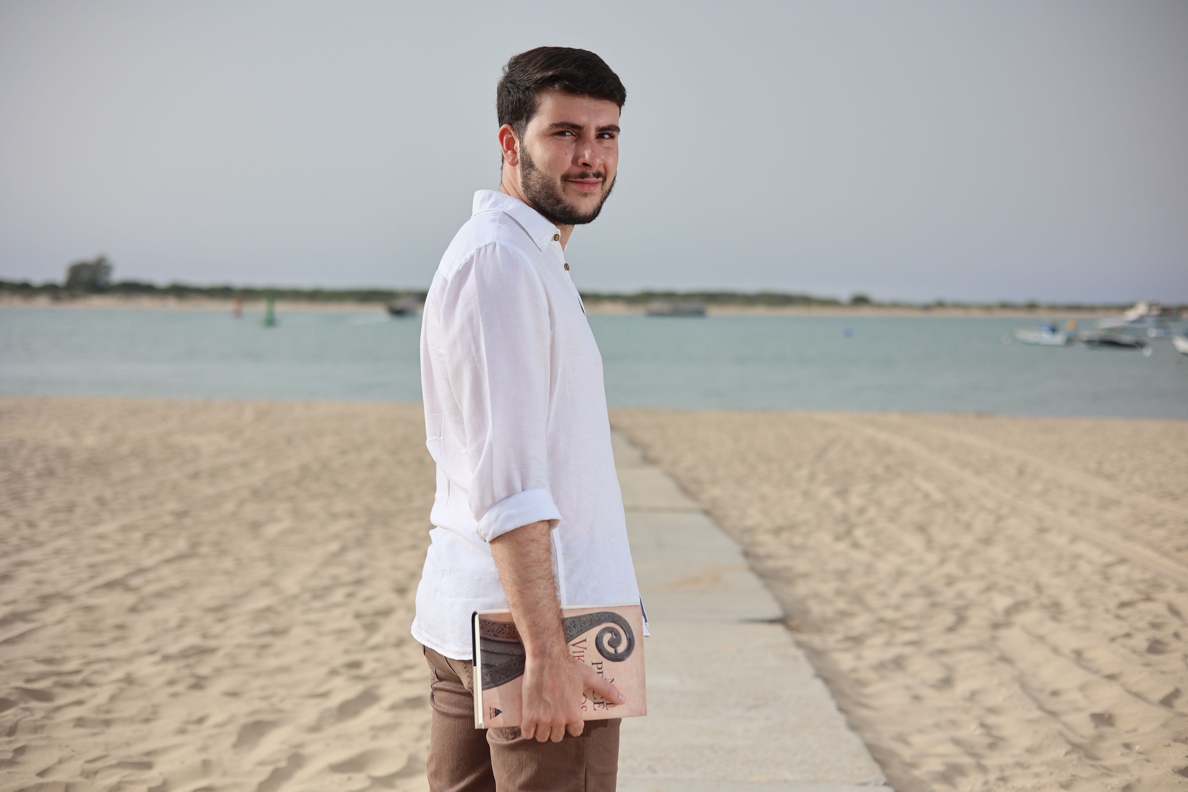 Jesús de la Cruz en la desembocadura del Guadalquivir, tras la charla. 