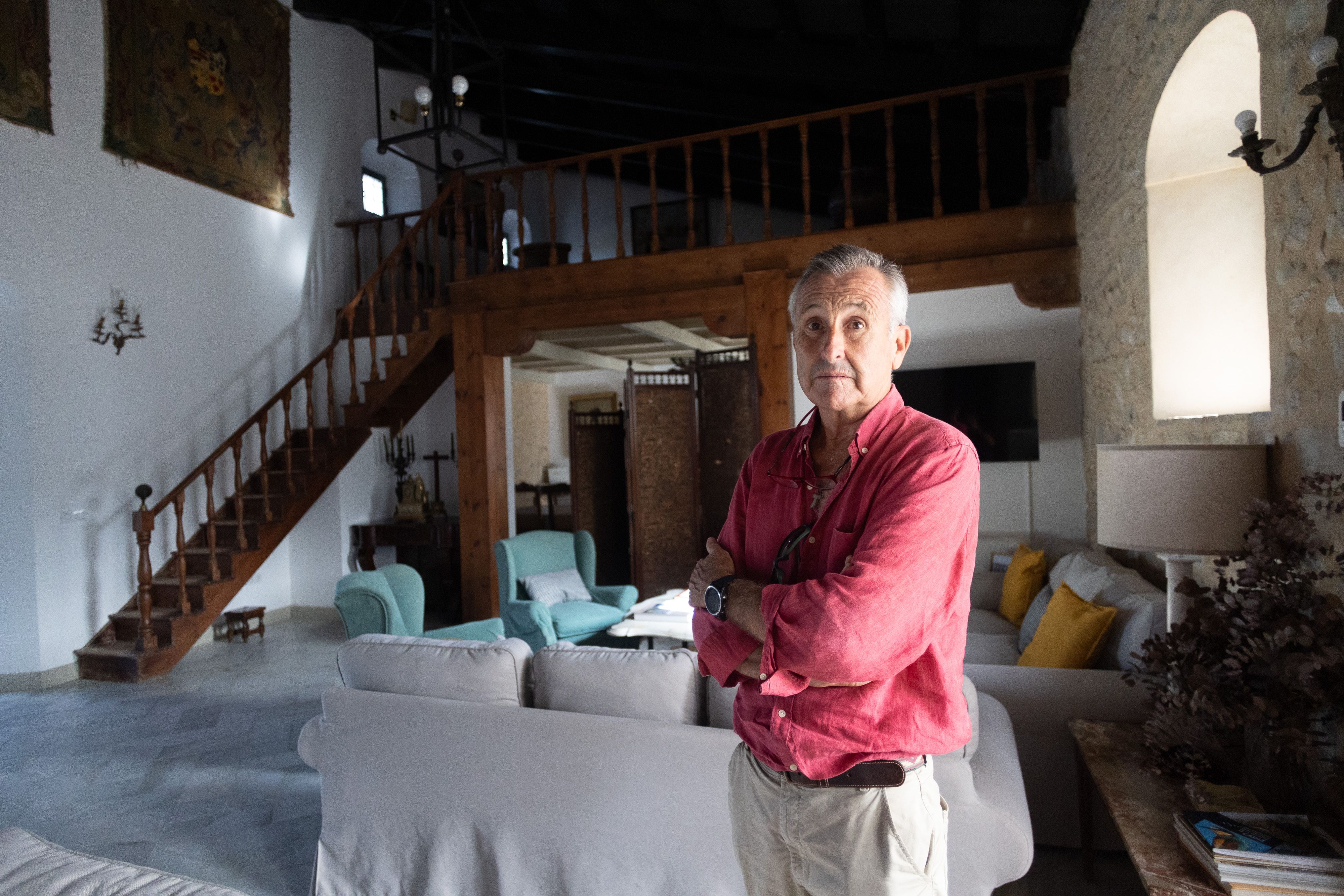 Javier Soto en la pieza principal de la casa. JUAN CARLOS TORO