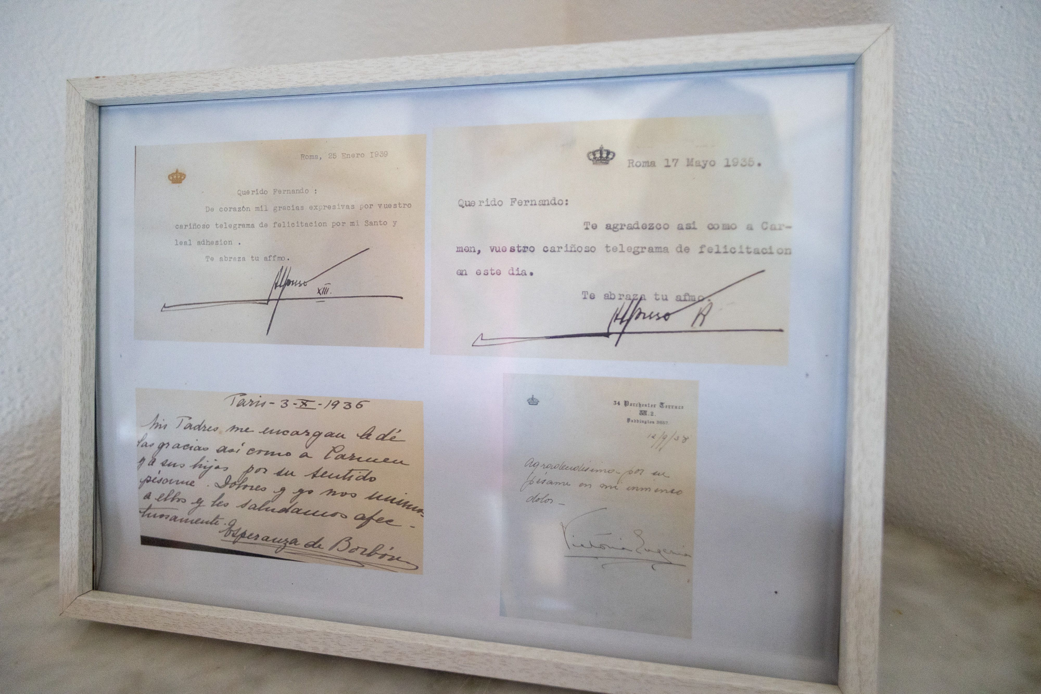 Detalle curioso, cartas del Rey Alfonso XIII al abuelo de Soto, que se exponen en el comedor.   JUAN CARLOS TORO