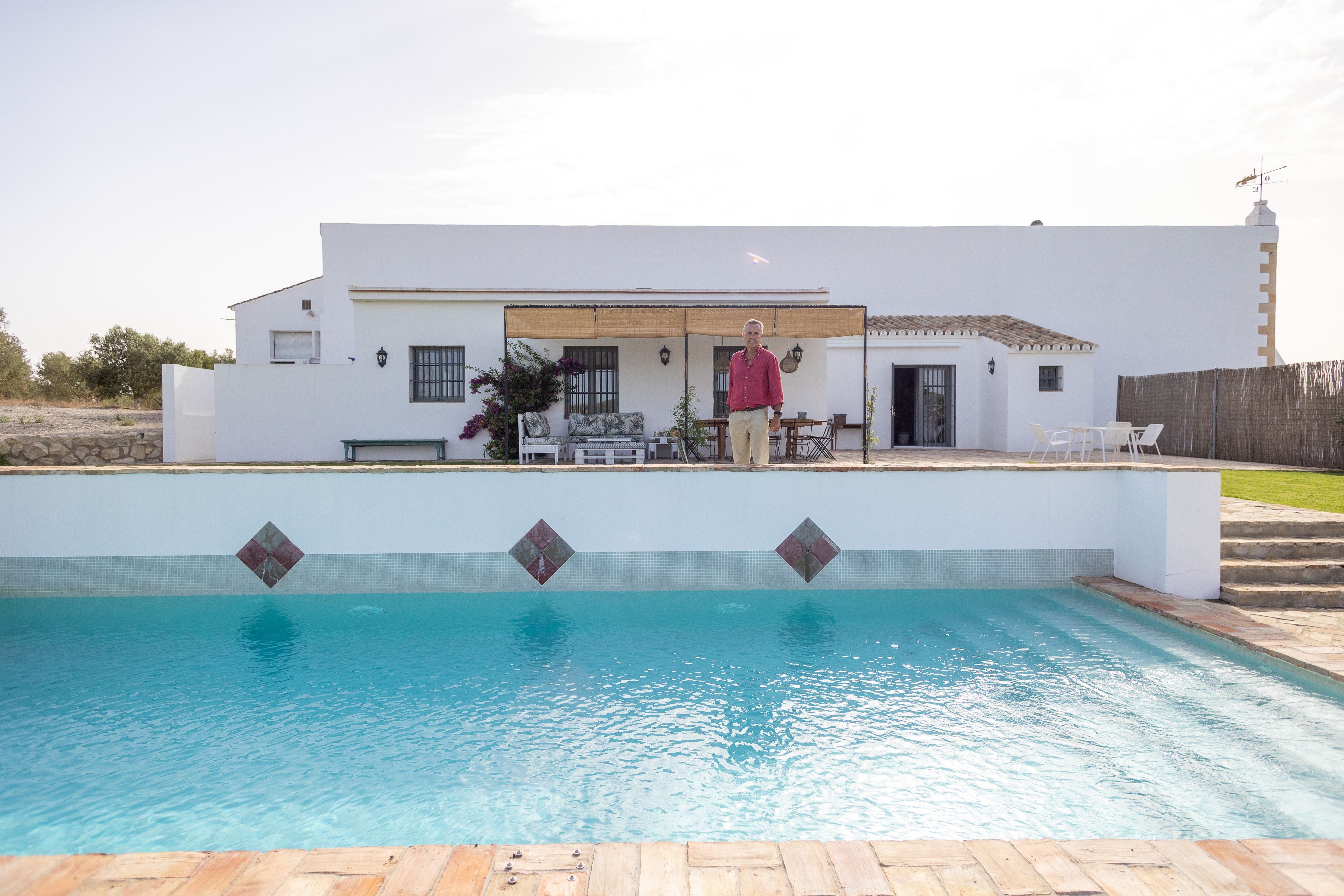 Vista del exterior de cortijo con la piscina y un lateral de la casa. JUAN CARLOS TORO Vista del exterior de cortijo con la piscina y un lateral de la casa. JUAN CARLOS TORO