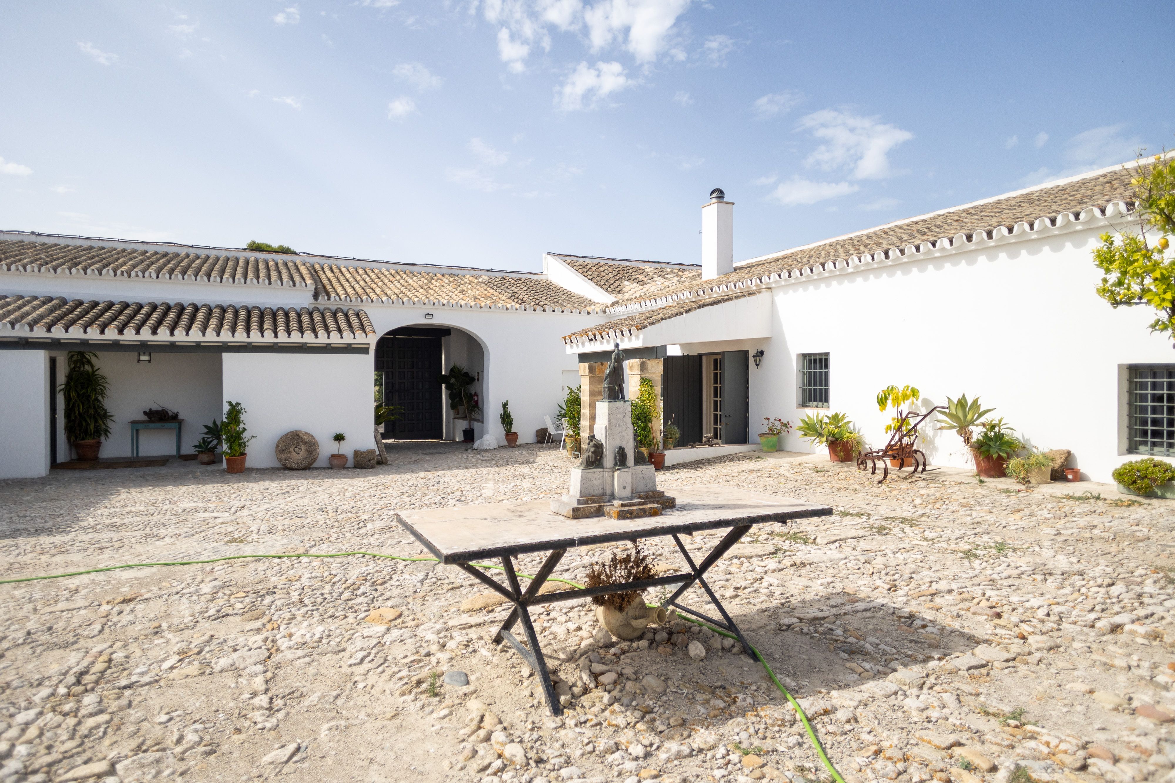 Patio central de la casa de típica configuración campera de Jerez. JUAN CAROS TORO