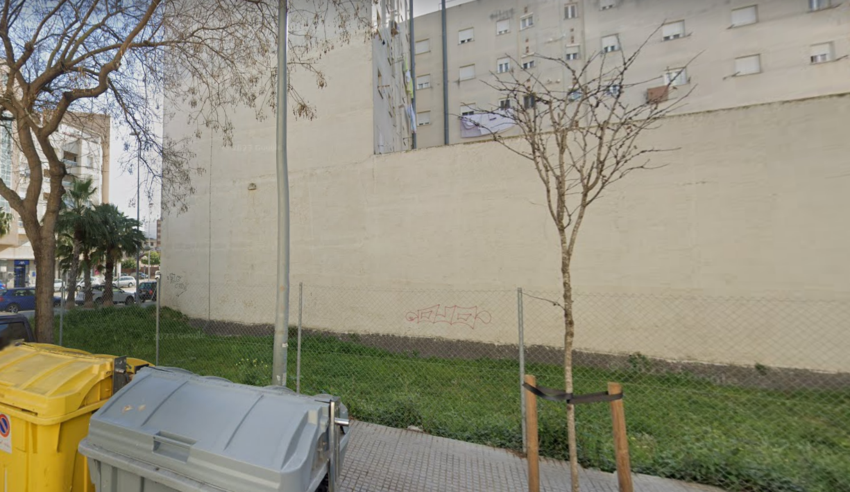 Solar en Cádiz donde se construirán las viviendas.