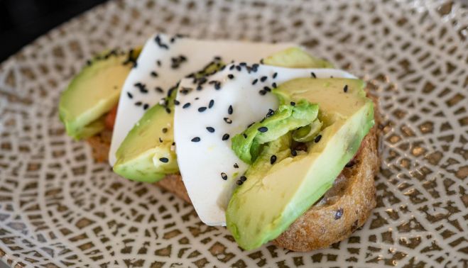 Huevos con aguacate y queso fresco de EL Inesperado. 