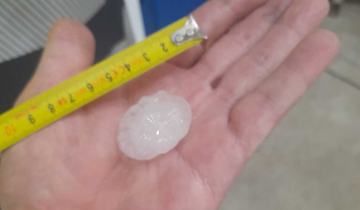 Una bola de granizo, en una imagen de la cuenta @MeteoSE.