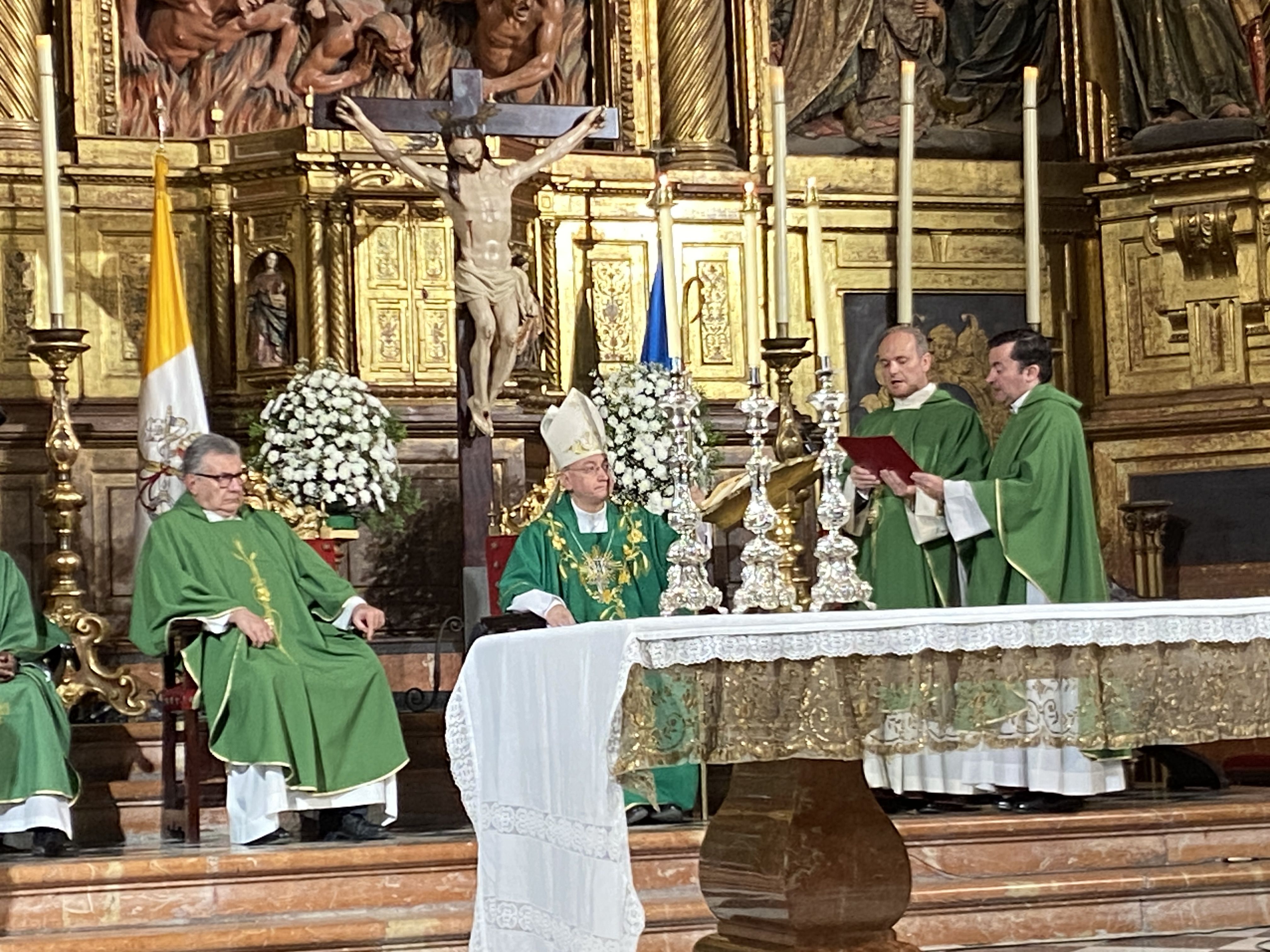 El obispo en la misa en San Miguel de recepción de los nuevos párrocos, a su derecha, y despedida del anterior, a su izquierda. 