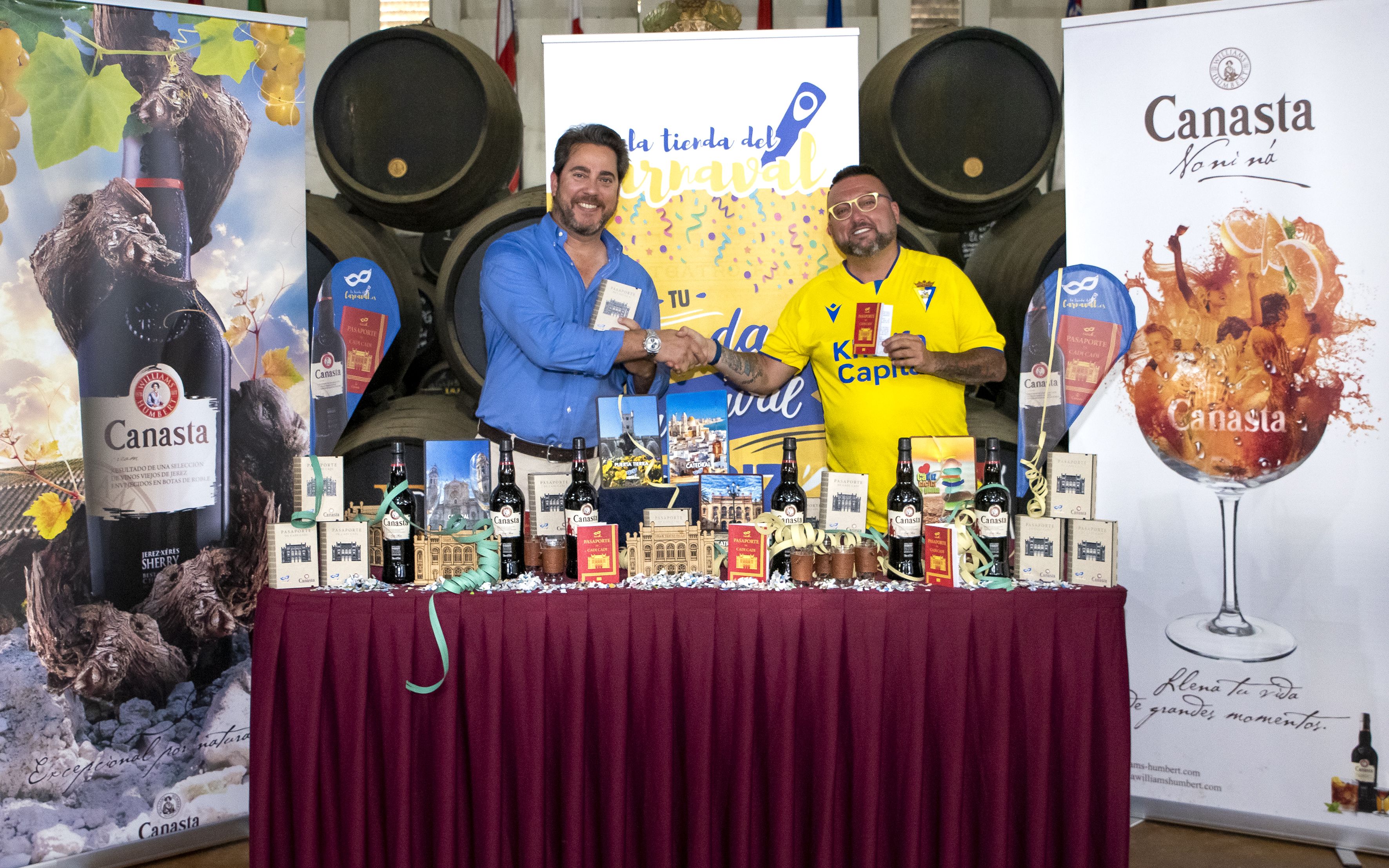 Eduardo Medina, director de Marketing de Williams & Humbert junto al humorista Toni Rodríguez en las instalaciones de la bodega. 