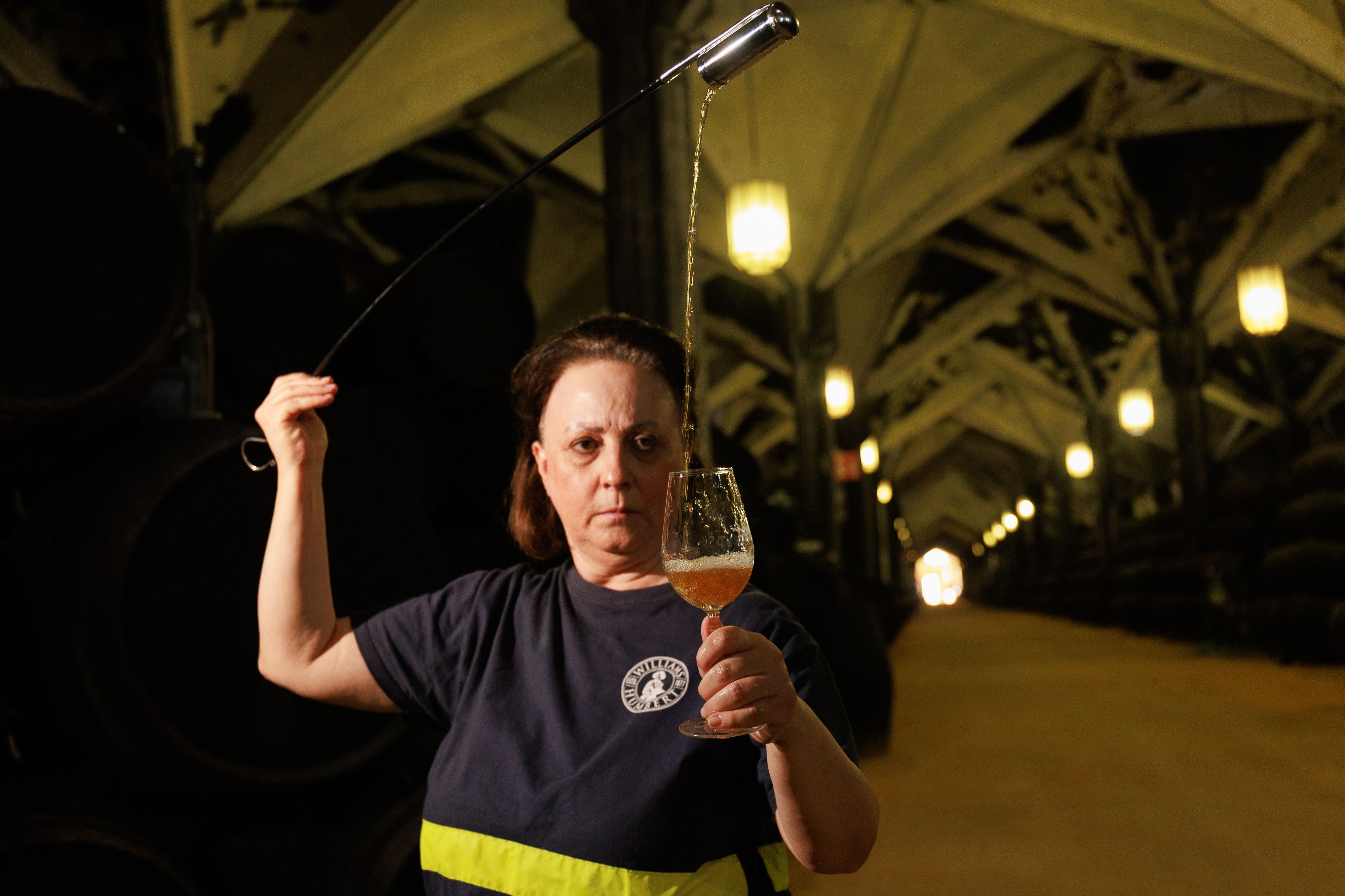 Ana Dominguez venenciando en la bodega. JUAN CARLOS TORO