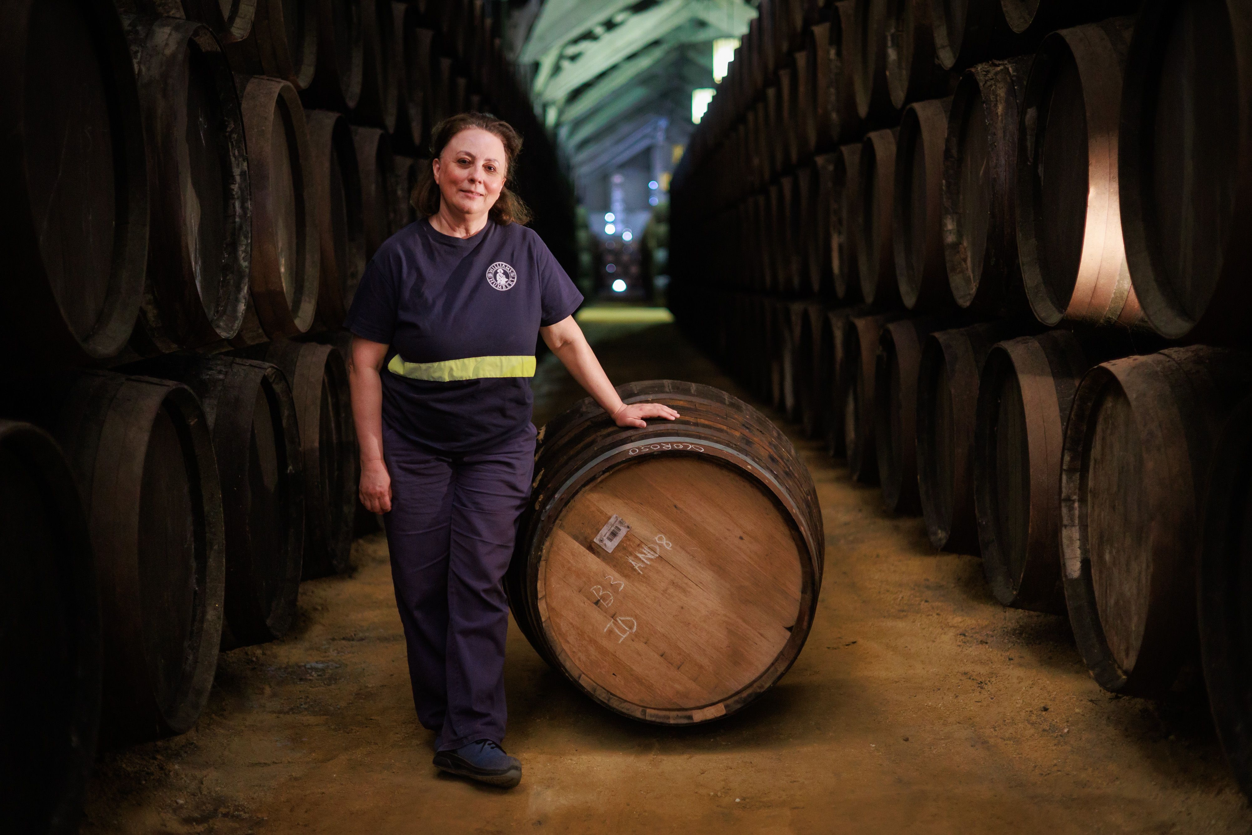 La capataz de Williams Ana Domínguez, junto a una bota.
