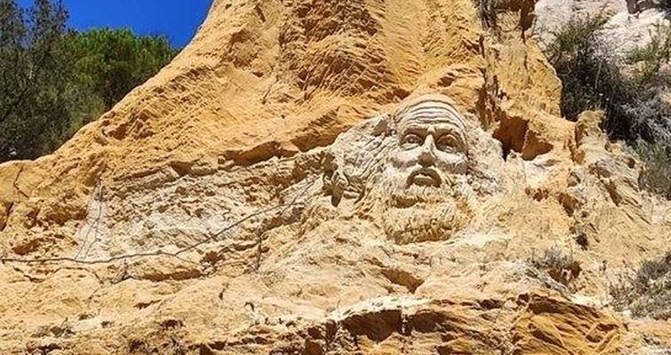 Rostro tallado en la playa de Rompeculos, cerca de Doñana.