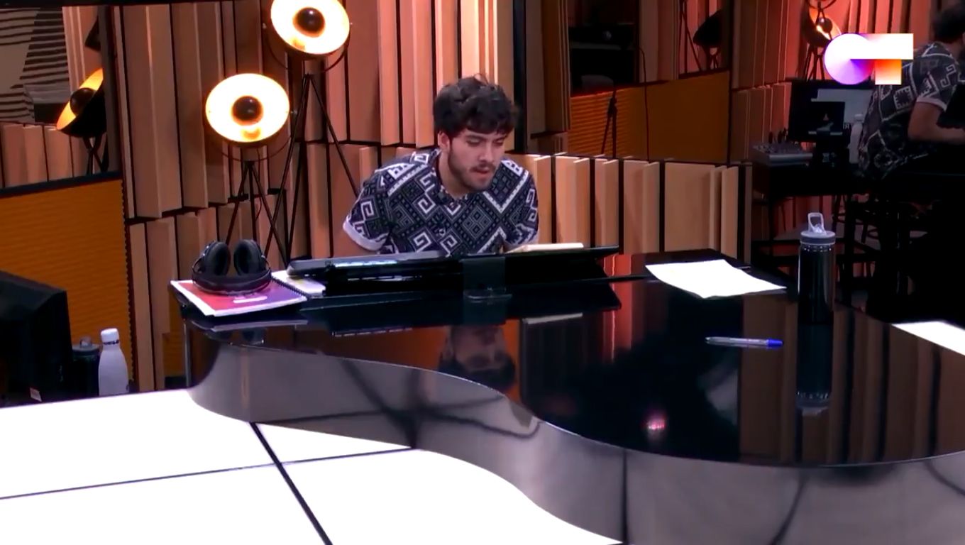 El concursante barbateño Javy durante la interpretacion del pasodoble de Aragón.