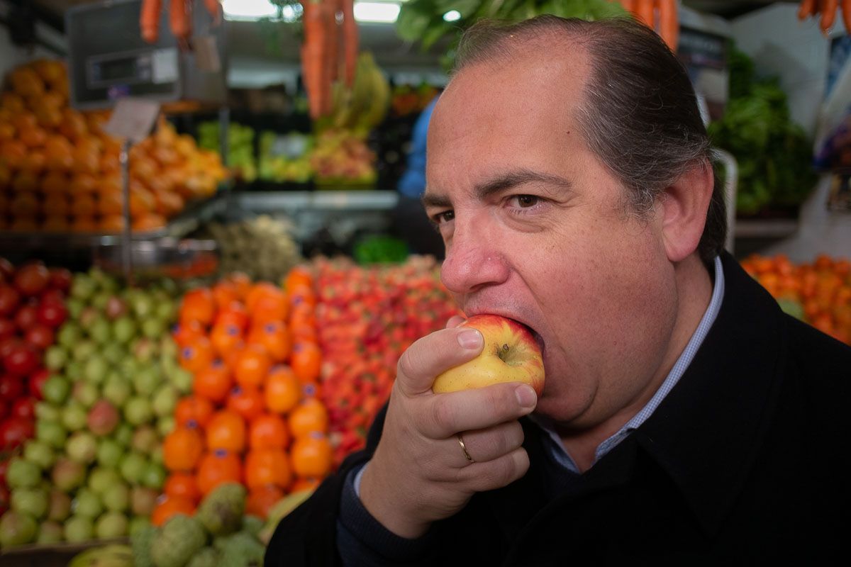 Eugenio Camacho muerde una manzana en el mercado de abastos, antes de charlar con lavozdelsur.es FOTO: MANU GARCÍA