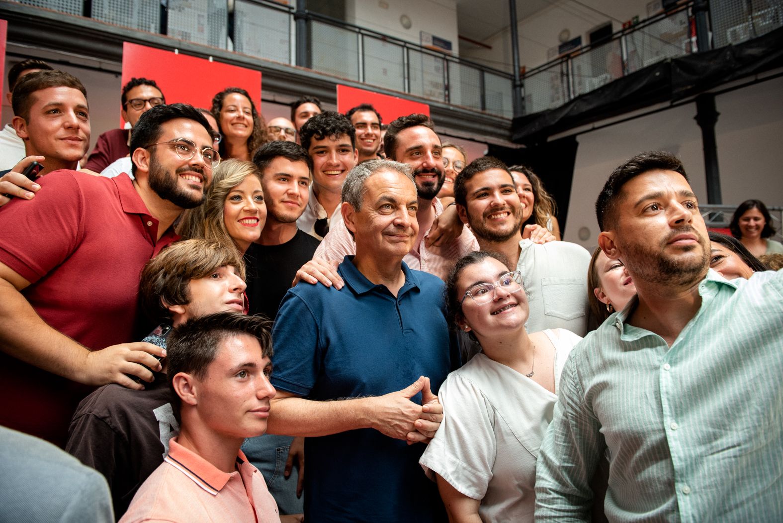El ex presidente, en una de las decenas de fotos que se hizo en el cierre de campaña en Cádiz.