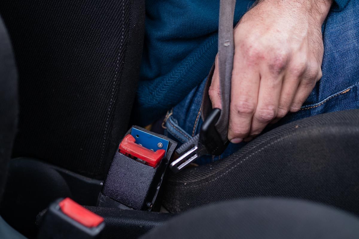 Una persona se abrocha un cinturón de seguridad en un coche, en una imagen de archivo. MANU GARCÍA