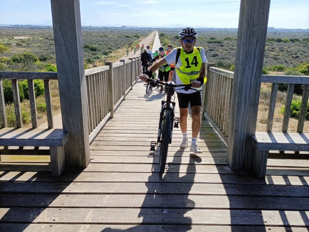 El Puerto de Santa María organiza una ruta en bici bajo la luna llena. En la imagen, ciclistas en las pasarelas de Los Toruños. 