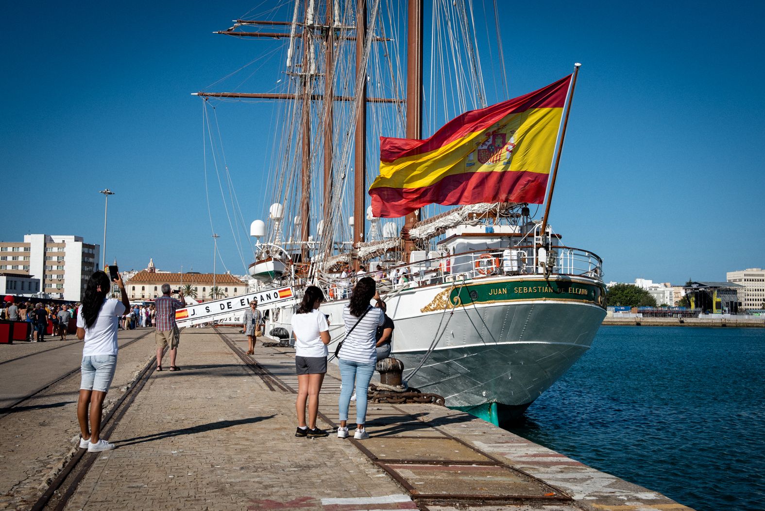 La gran bandera de Elcano.