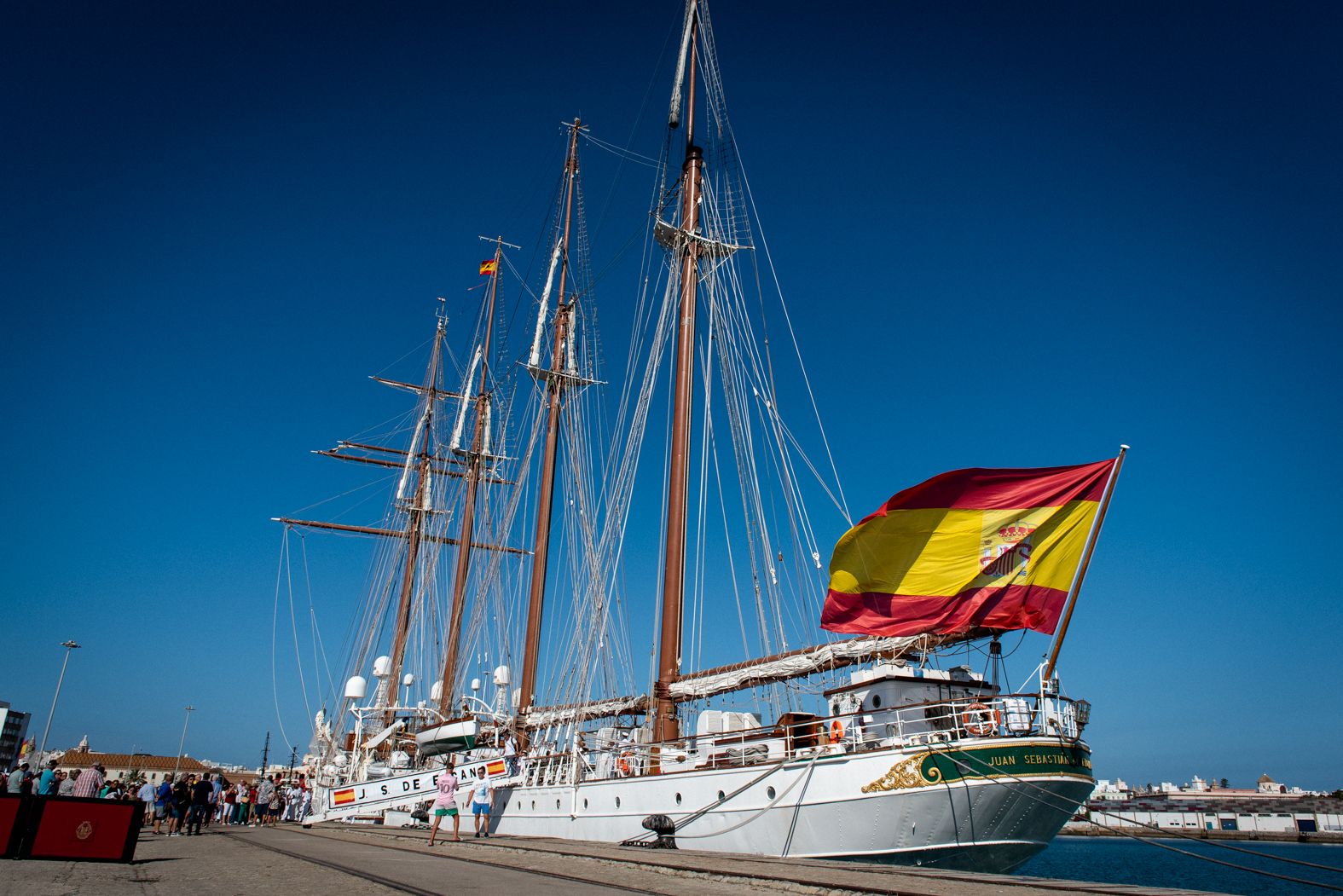 El buque, tras atracar.