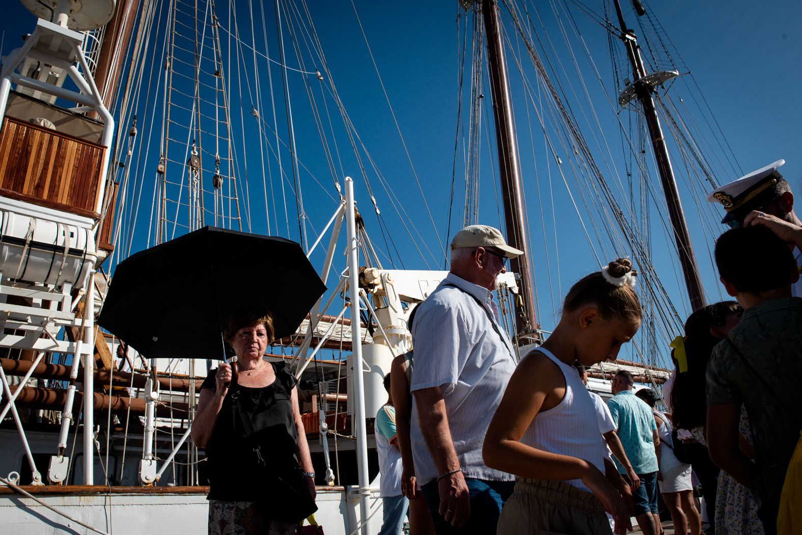 Varias personas esperan en el muelle.