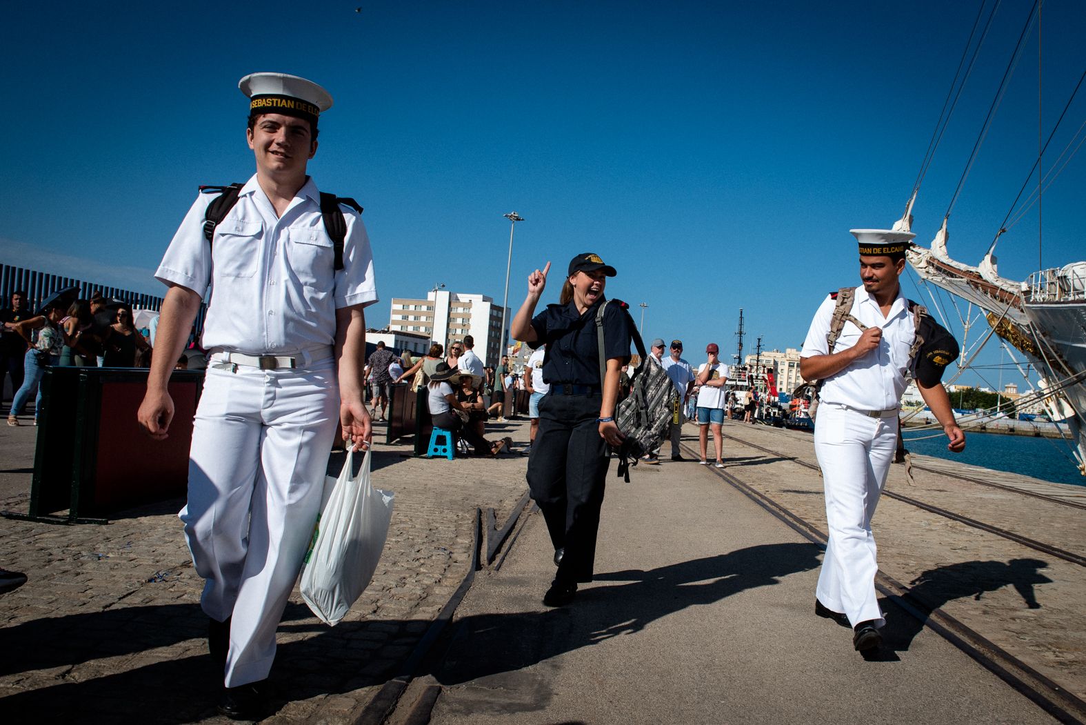 Dos marineros pisan tierra.