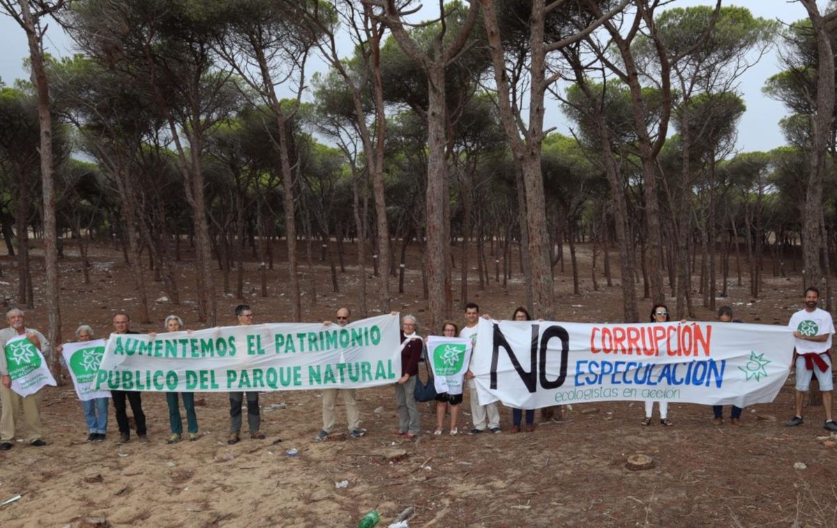 Una acción de protesta en Barbate de Ecologistas en Acción.
