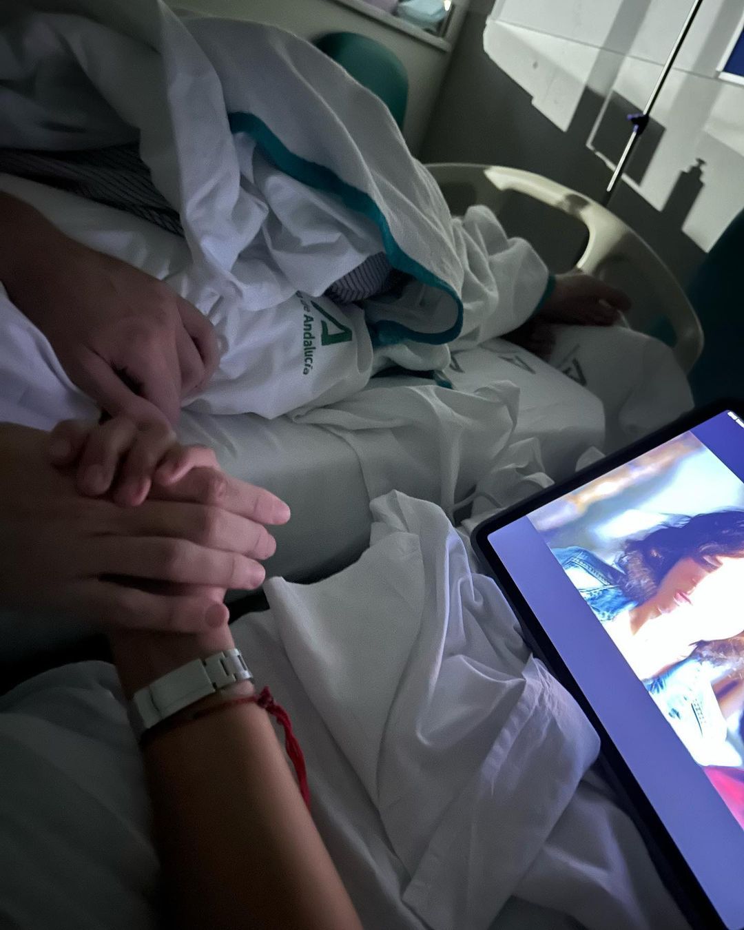 Sergio Rico junto a Alba Silva en el hospital.