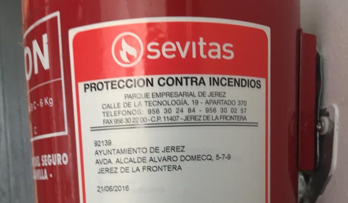 Un extintor del Ayuntamiento que se encuentra caducado, según denuncia el PP.