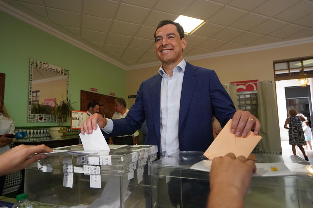 El presidente de Andalucía, Juan Manuel Moreno, al votar este 23J.