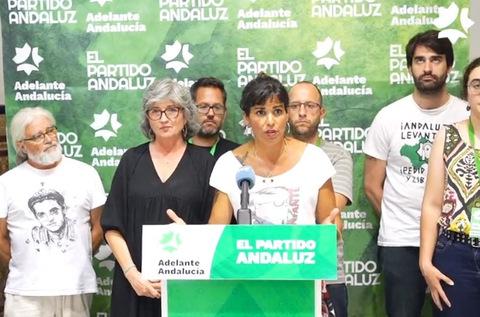 Teresa Rodríguez, en el atril, este domingo tras los malos resultados de Adelante Andalucía.