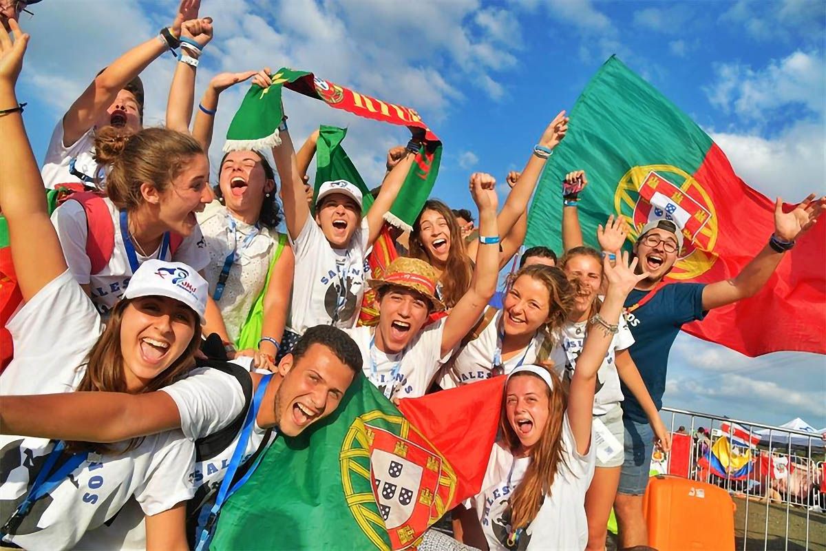 Jóvenes portugueses celebrando las vísperas de la JMJ en Lisboa. 