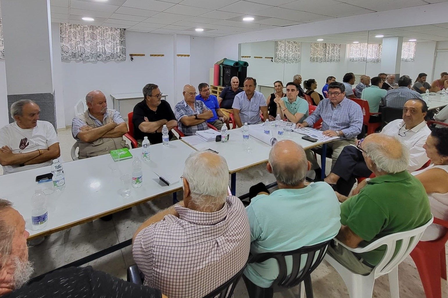 Reunión de varios delegados con los vecinos de San Telmo.