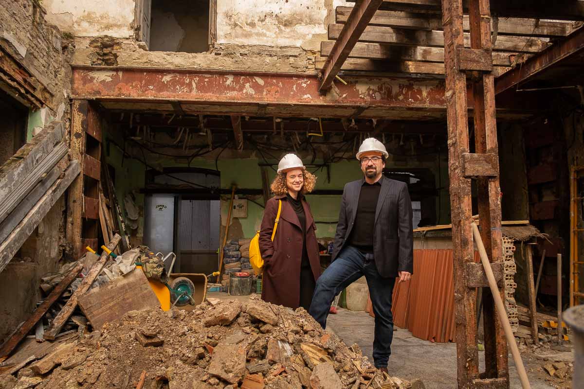 Silvia Ramos y Estanislao Cavanillas, de Salacal Arquitectura, en una finca que están rehabilitando. FOTO: MANU GARCÍA