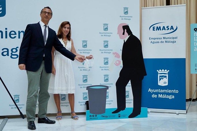 La imagen de Chiquito, tirando toallitas a la papelera.