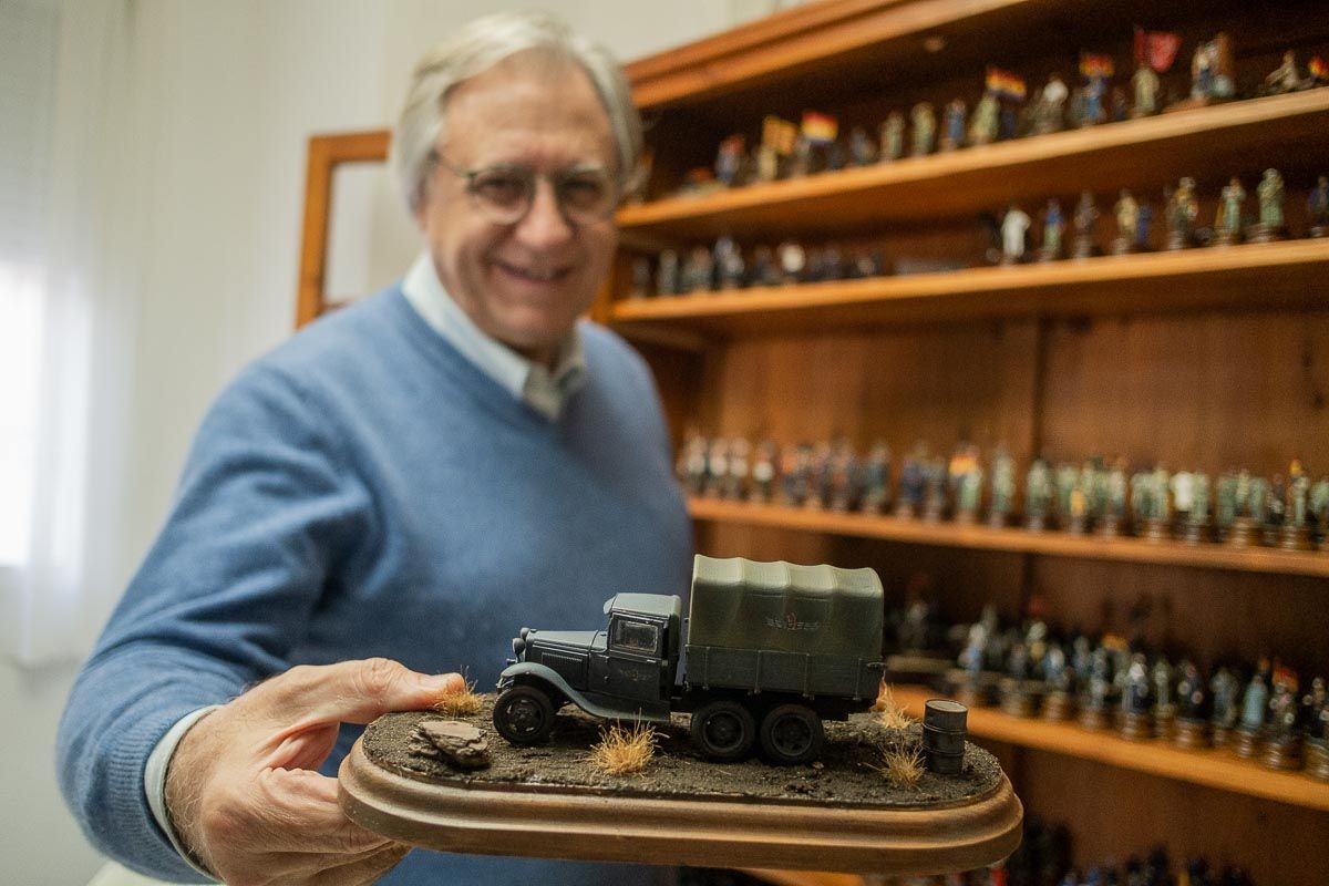 El delegado Paco Camas, con una de las figuras que colecciona del periodo republicano. FOTO: MANU GARCÍA