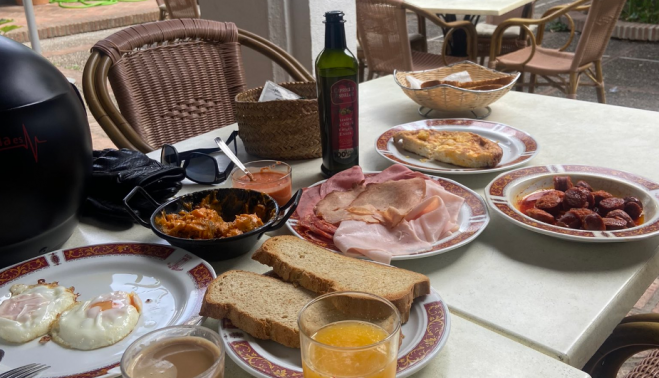 Desayuno del hostal de Benalup. Twitter.