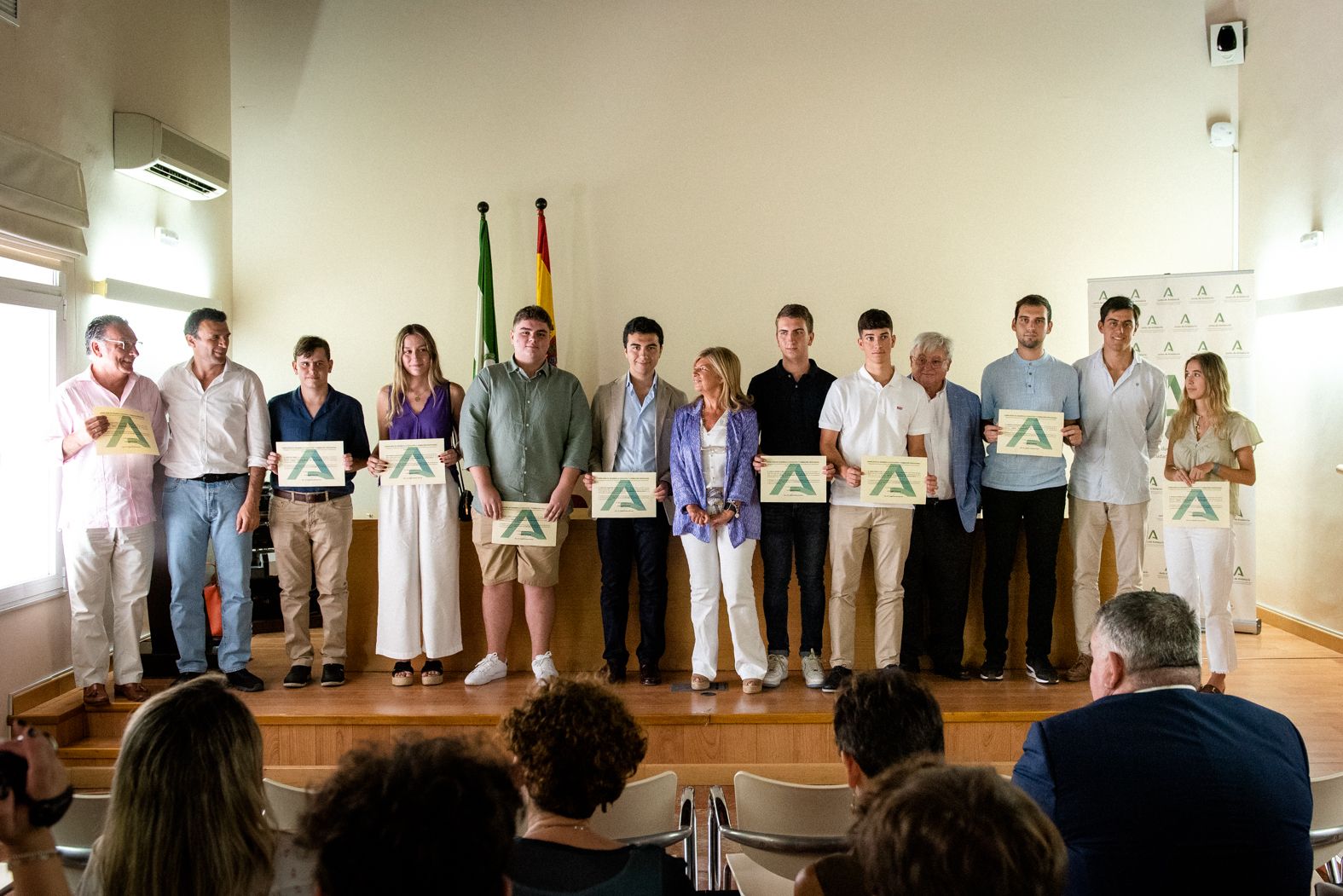 Todos los galardonados, o sus representantes, en el acto de entrega junto a la delegada y el alcalde de Cádiz.   MAURI BUHIGAS