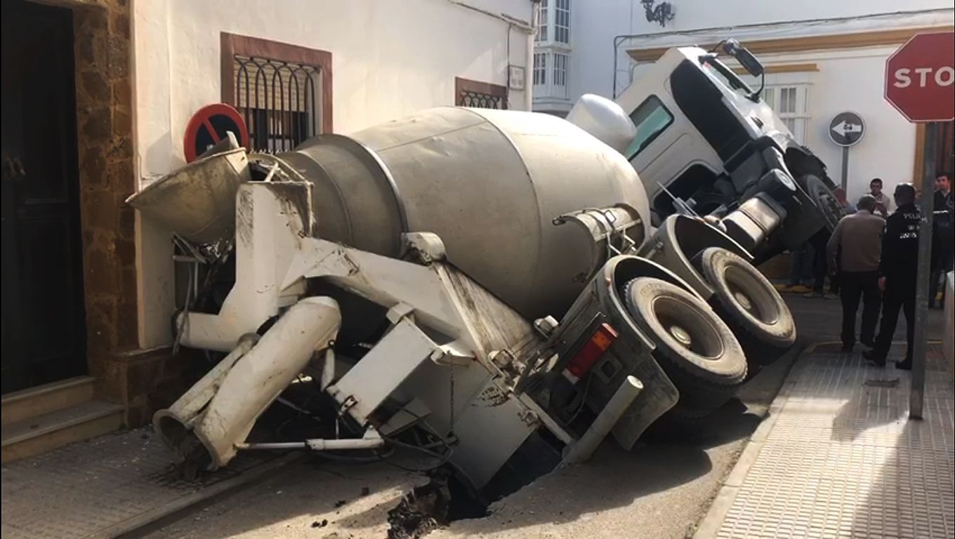Así quedó el vehículo cuando cedió el suelo bajo sus ruedas. FOTO: CANAL SUR